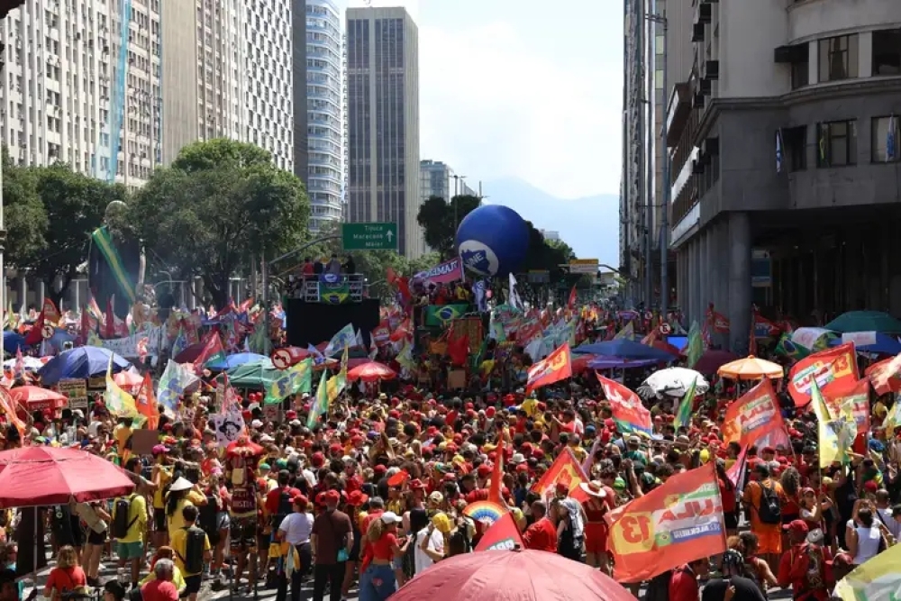 Ato em apoio à democracia e a Lula reúne milhares em Copacabana