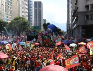 Ato em apoio à democracia e a Lula reúne milhares em Copacabana