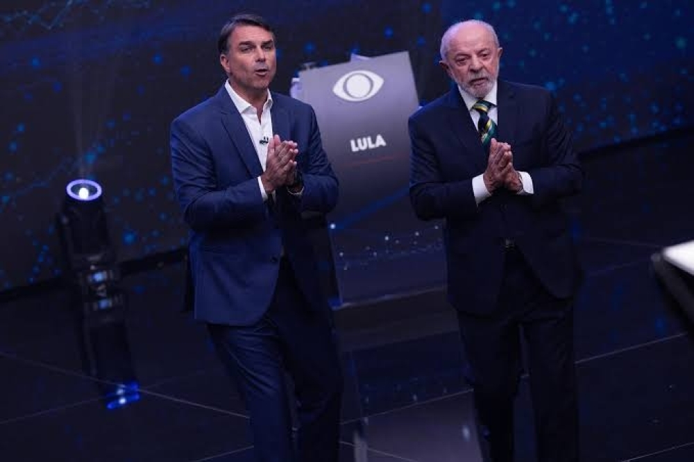 'Palhaço' e 'corrupto' escrito na mão: 716 mil mortes e 'SUS padrão Einstein': o duelo da saúde que acabou em advertência