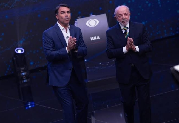 'Palhaço' e 'corrupto' escrito na mão: 716 mil mortes e 'SUS padrão Einstein': o duelo da saúde que acabou em advertência
