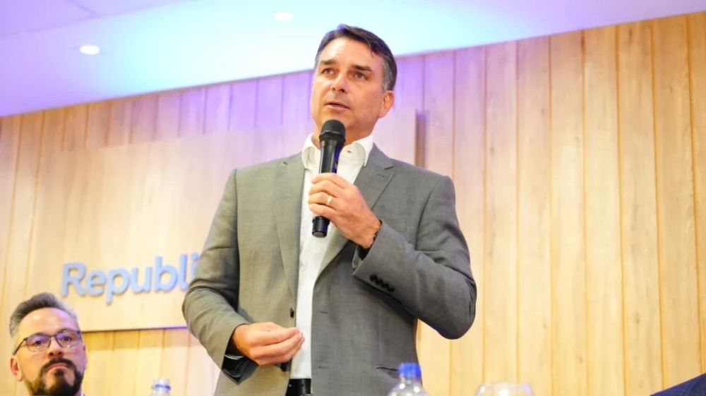 Flávio Bolsonaro é investigado no STF por suspeita de lavagem com advogado do caso INSS