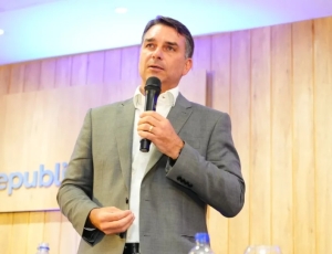 Flávio Bolsonaro é investigado no STF por suspeita de lavagem com advogado do caso INSS