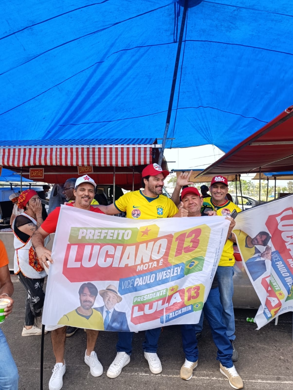 LUCIANO MOTA VAI À FEIRA DE ITAGUAÍ, CONQUISTA A ATENÇÃO DOS ELEITORES E TRANSFORMA RECLAMAÇÕES EM PROPOSTAS