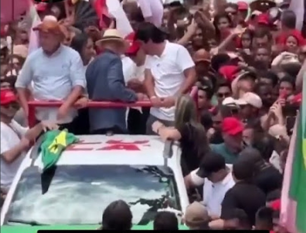 Fake: É Falso que apoiadores roubaram relógio e aliança de Lula em comício
