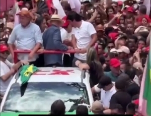Fake: É Falso que apoiadores roubaram relógio e aliança de Lula em comício