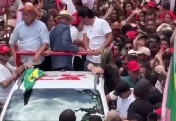 Fake: É Falso que apoiadores roubaram relógio e aliança de Lula em comício