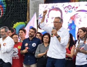 'Lula virou o voto de Flávio Bolsonaro na Escala 6 x 1, Se virou até o voto do Flávio, vai virar a eleição': Padilha celebra virada em ato pró-Lula no Rio
