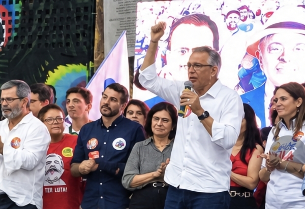 'Lula virou o voto de Flávio Bolsonaro na Escala 6 x 1, Se virou até o voto do Flávio, vai virar a eleição': Padilha celebra virada em ato pró-Lula no Rio