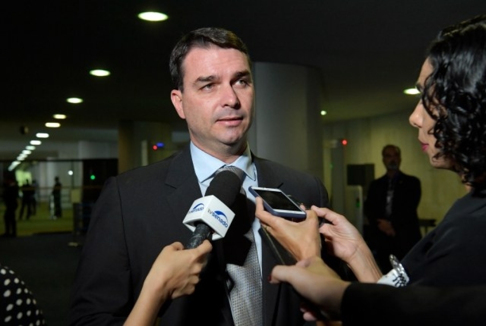Flávio Bolsonaro teria recebido Rolex em festa com garotas de programa na pandemia, diz revista