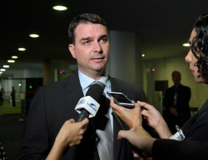 Flávio Bolsonaro teria recebido Rolex em festa com garotas de programa na pandemia, diz revista