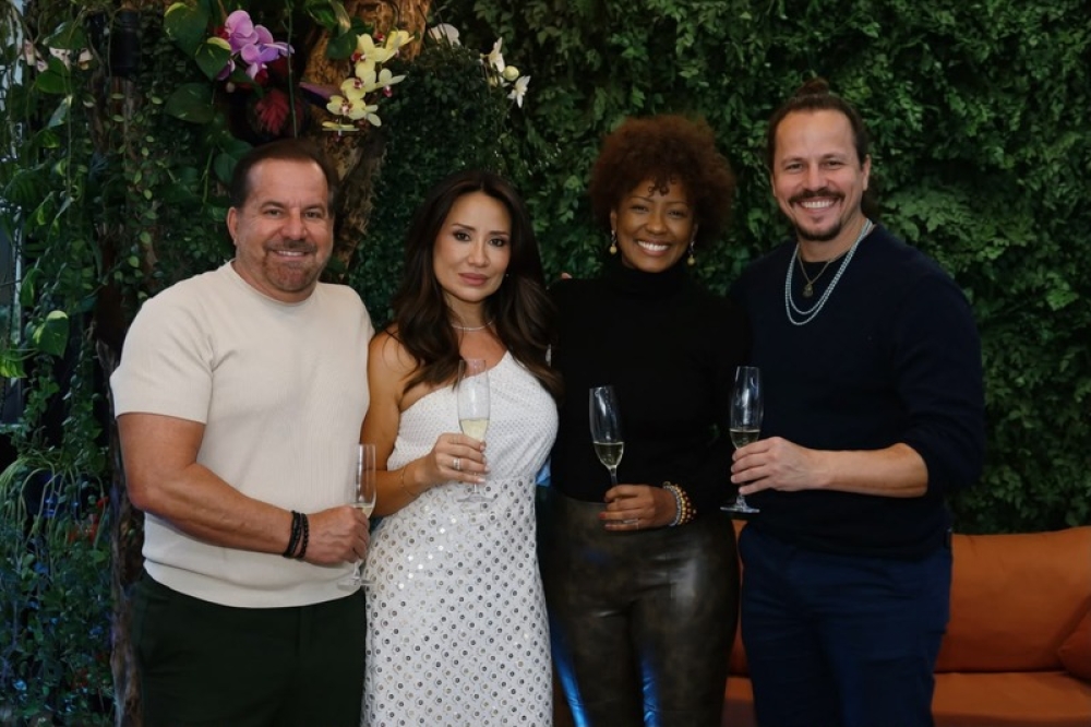 Isabel Fillardis e Well Aguiar prestigiam os 10 anos do salão de beleza Studio 70