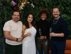 Isabel Fillardis e Well Aguiar prestigiam os 10 anos do salão de beleza Studio 70