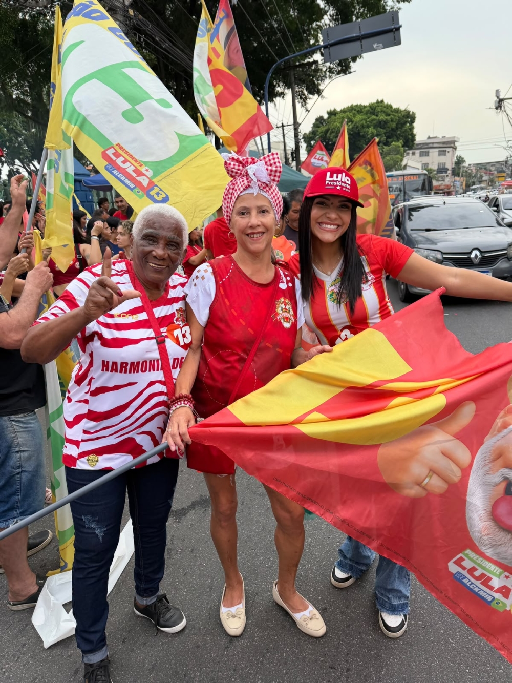 Francine Montibelo leva bateria do Porto da Pedra ao CarnaLula, em São Gonçalo