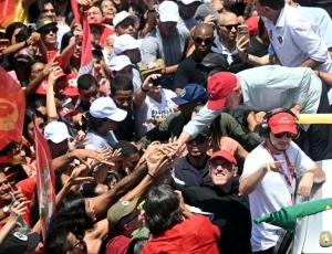 Apoiadores de Lula reagem a ataque de Flávio Bolsonaro sobre nove dedos durante caminhada no Rio