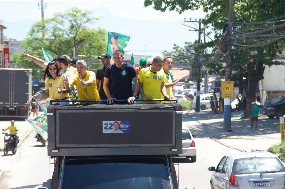 No último dia de campanha, Douglas Ruas percorre Baixada Fluminense em carreatas por Flávio Bolsonaro