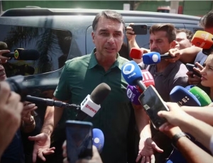 Flávio fez transações financeiras incompatíveis com a renda, movimentou R$ 1,3 milhão em três meses e usou repasse de escritório de advocacia para quitar mansão, diz Coaf