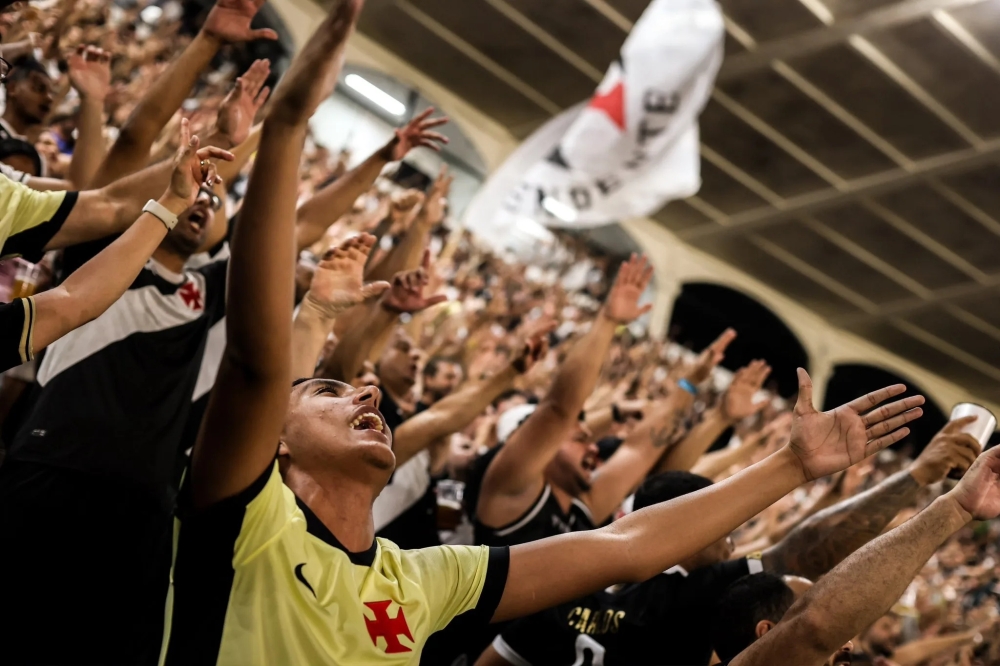 Vasco vira em São Januário e vence o Corinthians por 3 x 2; Fluminense perde de 2 x 1 para a ‘lanterna’ Chapecoense