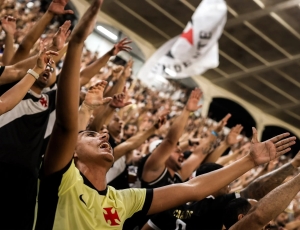 Vasco vira em São Januário e vence o Corinthians por 3 x 2; Fluminense perde de 2 x 1 para a ‘lanterna’ Chapecoense