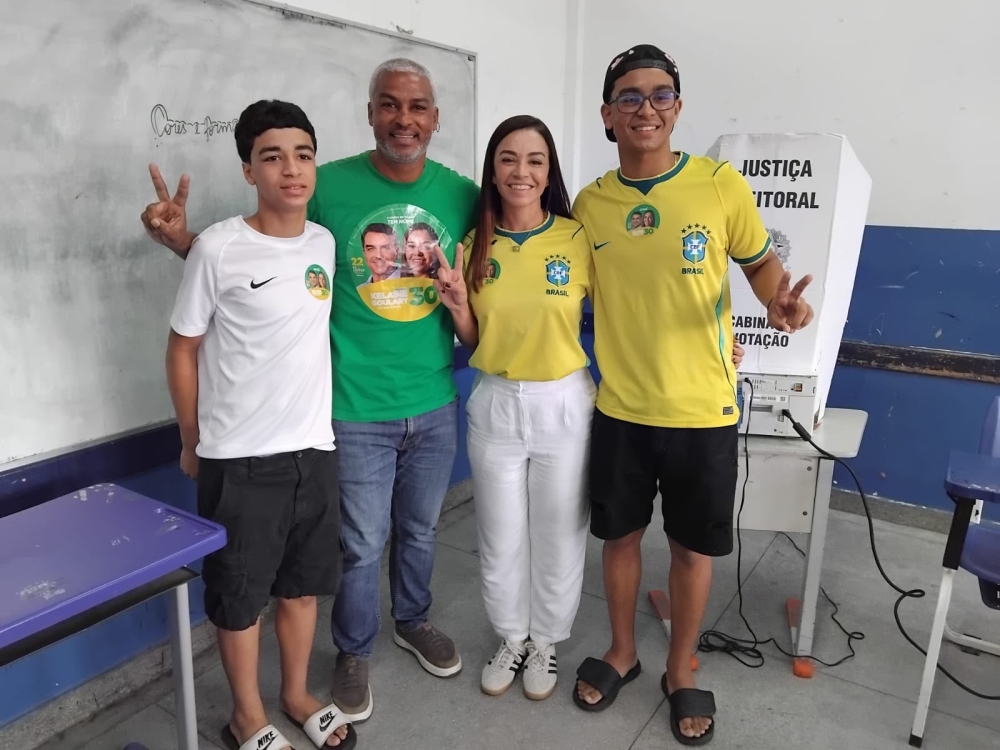 ELEIÇÕES 2026: Kelaine Goulart vota em Itaguaí acompanhada da família e demonstra confiança na mudança