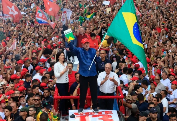Lula é reeleito presidente do Brasil em virada histórica