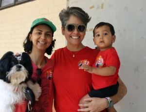 Pais levam filhos a seções eleitorais para ensinar democracia