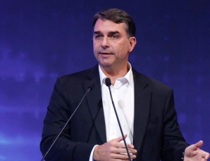 Flávio pede votação até as 19h e adiamento dos resultados
