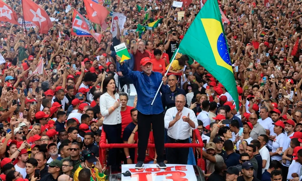 Lula consegue virada épica, derrota Flávio Bolsonaro e será presidente pela 4ª vez