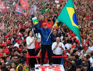 Lula consegue virada épica, derrota Flávio Bolsonaro e será presidente pela 4ª vez