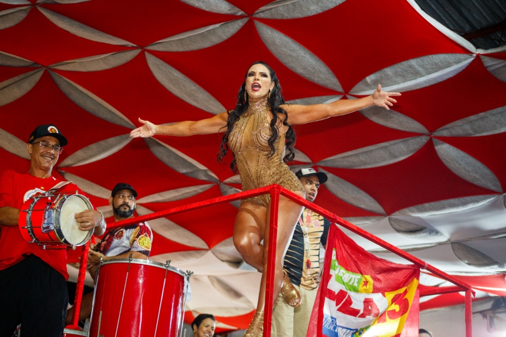 Rainha de bateria da Estácio de Sá, Alice Alves aposta em figurino dourado e intensifica preparação para o Carnaval 2027