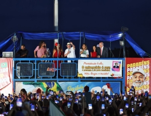 “Ato vergonhoso”, diz Lula sobre fuga de Flávio Bolsonaro