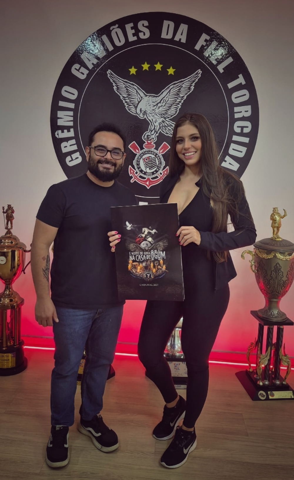 Musa da Gaviões , Aline Azevedo conhece projeto da fantasia para o Carnaval 2027