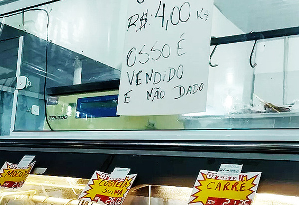 'Osso é vendido e não dado', diz cartaz em açougue; tá osso pra você, pro Guedes não