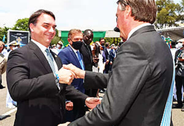 Flavio Bolsonaro diz que pesquisas “são furadas”, que seu pai “evitou um golpe” e defende “rachadinha”