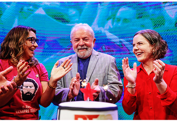 Em festa do PT, Lula fala como candidato: “Pesadelo está perto do fim”