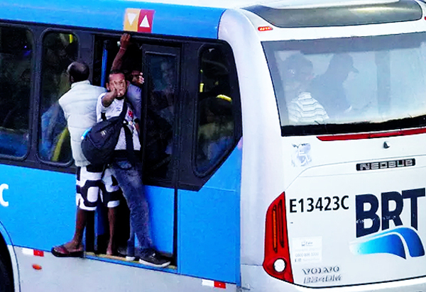 Paes afirma que Prefeitura do Rio irá acabar com a concessão do BRT e projeta melhora só em 2023