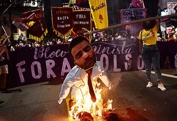 Avenida Paulista é fechada por mulheres neste 8 de março: 