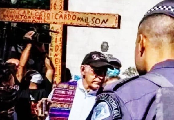 'Enquanto Bolsonaro faz motociata, Padre Lancelotti é barrado por PM em encenação da Via Sacra'
