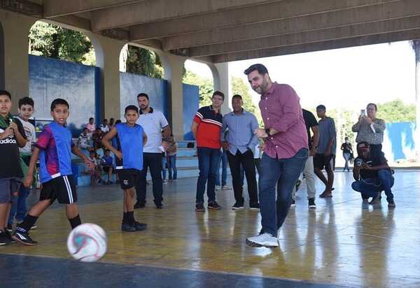 Wladimir participa de entrega de materiais esportivos em escolas da rede municipal