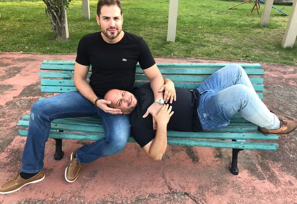 Betoh Cascardo e Bernardo Langlott fazem planos para o futuro, dias antes do jornalista passar por cirugia íntima!