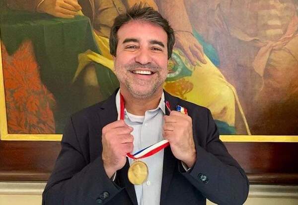 Prefeito de Mesquita é agraciado com a Medalha de Mérito Pedro Ernesto, em cerimônia na Câmara Municipal do Rio de Janeiro