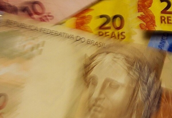 43% dos brasileiros pretendem usar o 13º salário para pagar dívidas