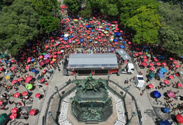 Com desfile na Praça Tiradentes, Bloco Desliga da Justiça abre o fim de semana de folia na cidade
